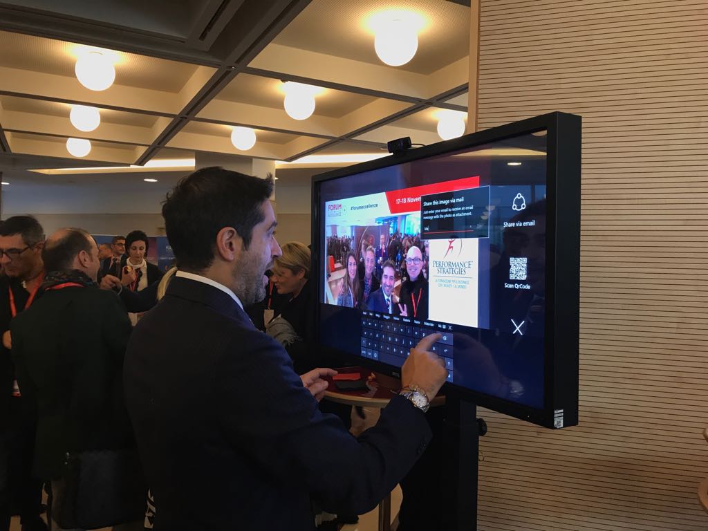 DHSEvent's tweet photo. A fianco di @performancestra per l'appuntamento con l'#AltaFormazione, il #forumeccellenze - 17 e 18 novembre. Ricordatevi, potete fare un #selfie con l'#Engagementool #DigitalSignage targato @DHSEvent, come sempre alla regia dell'evento. #dhseventsolution #RealizesYourStories https://t.co/CNap01BsMs