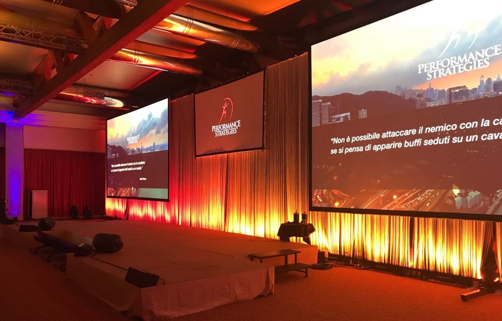 DHSEvent's tweet photo. A fianco di @performancestra per l'appuntamento con l'#AltaFormazione, il #forumeccellenze - 17 e 18 novembre. Ricordatevi, potete fare un #selfie con l'#Engagementool #DigitalSignage targato @DHSEvent, come sempre alla regia dell'evento. #dhseventsolution #RealizesYourStories https://t.co/CNap01BsMs