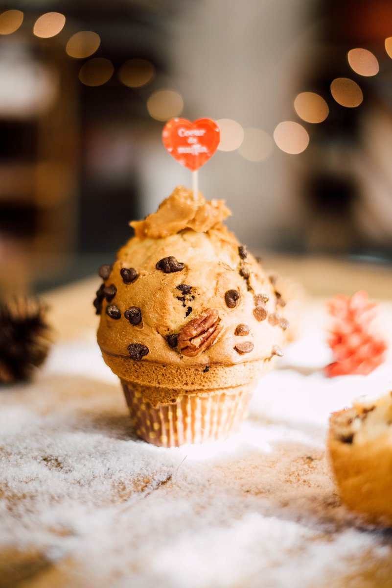columbus_cafe's tweet photo. Du chocolat, du caramel, des noix et des paillettes ✨✨ C'est Noël avant l'heure 🎅🏼 Régalez-vous avec notre nouveau muffin qui vous en mettra plein les yeux ... et les papilles ! https://t.co/DG7vz93Q2Z