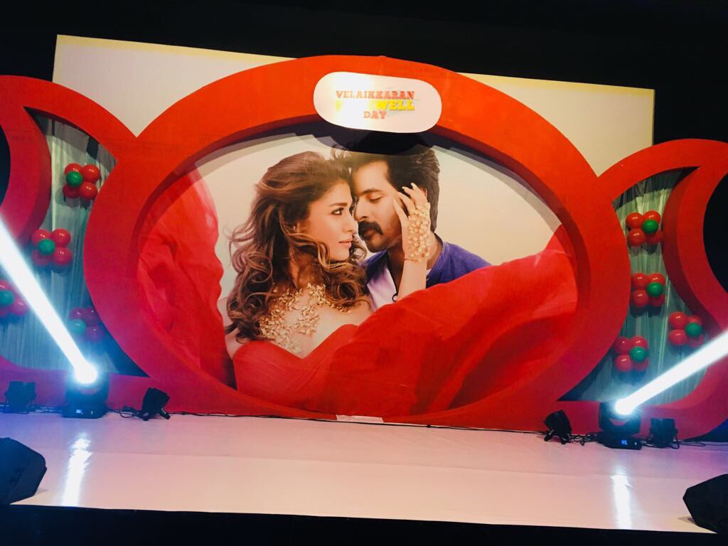 ChennaiTimesTOI's tweet photo. So, this is how the team of @jayam_mohanraja's 'Velaikkaran', starring @Siva_Kartikeyan, Nayanthara and @twitfahadh, honoured the crew for the hard work they put in -- by celebrating #VelaikkaranFarewellDay! https://t.co/YG6KdMPVPF