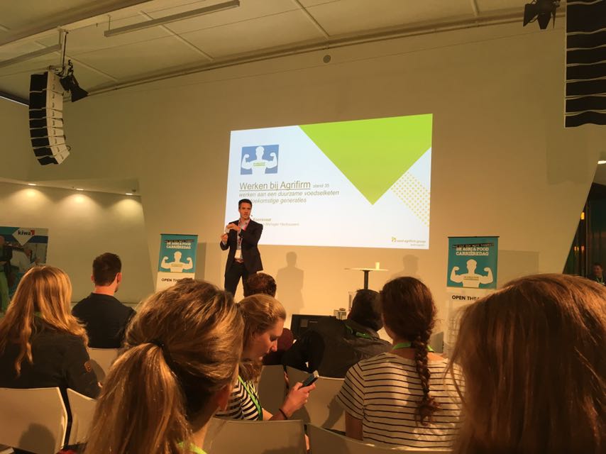 Agrifirm's tweet photo. Jan Arie Koorevaar enthousiast over werken bij Agrifirm op de Nationale Agri &amp; Food Carrièredag #afcd17 https://t.co/QN1lU91BWV