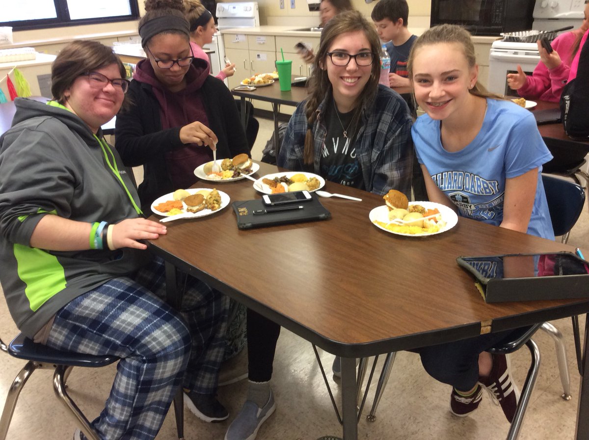 A little Thanksgiving in Culinary Cuisine today! 🦃🥘