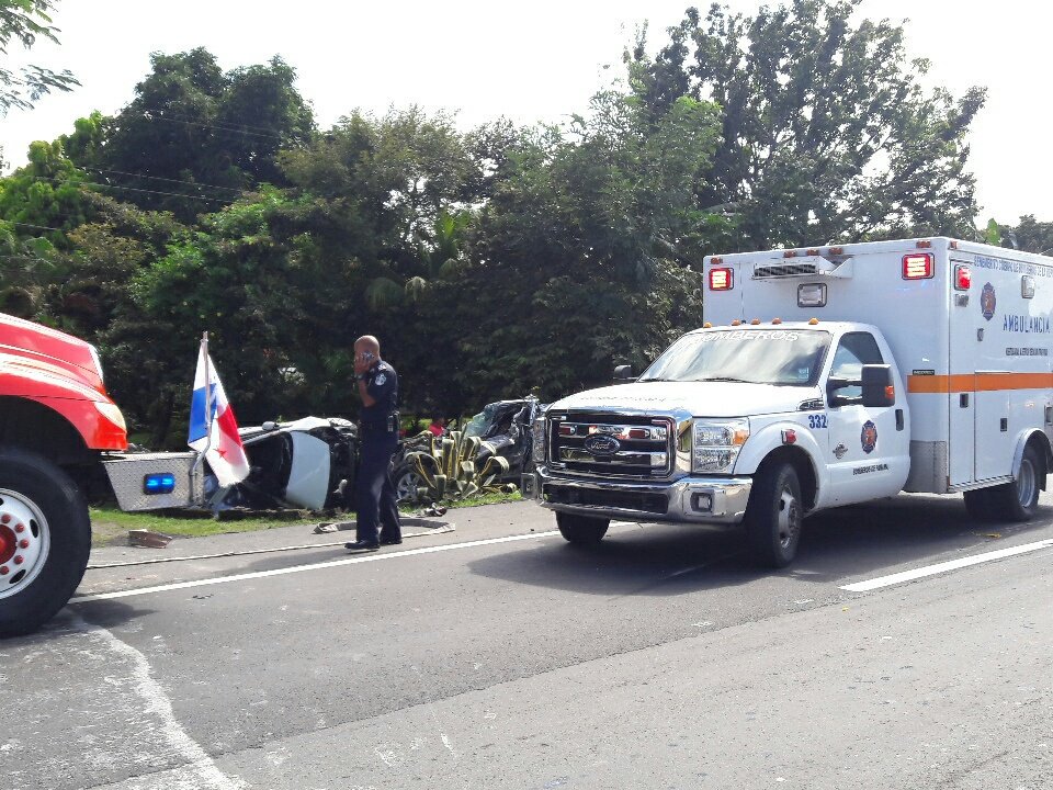 Colisión de sedán y pick up en Vía Panamericana en El Rosario de Penonomé. 2 ocupantes sin signos vitales y 1 herido atrapado. Bomberos proceden a liberar. #Precaución