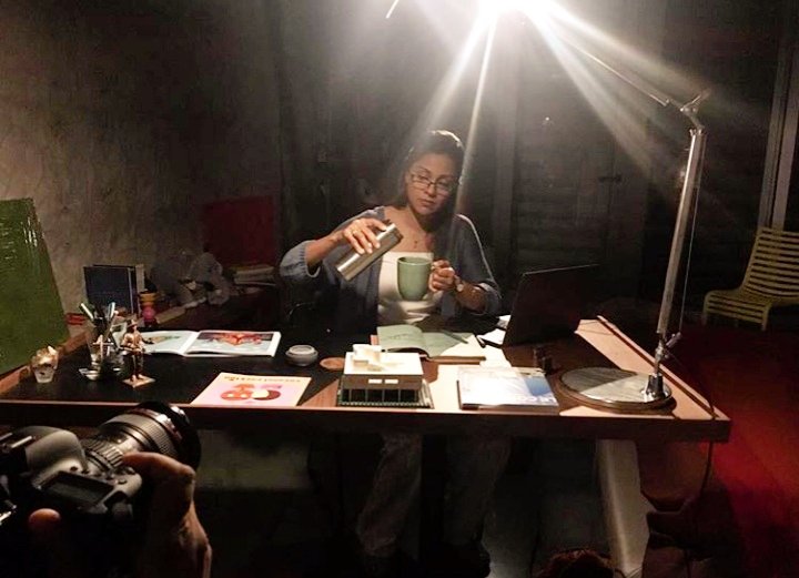 ManasiSalviFC's tweet photo. With that geeky look and a cup in her hand, seems like something fun is brewing there.🍵
#BehindTheScenes #NewAdCampaign #ComingUp
~ Posted by M on IG. https://t.co/rKoAslZOAe