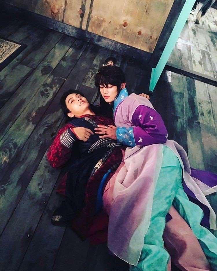 baina161's tweet photo. 😂😂😍😍 hehe 
#HwarangHalik https://t.co/KIglQZ8dz1