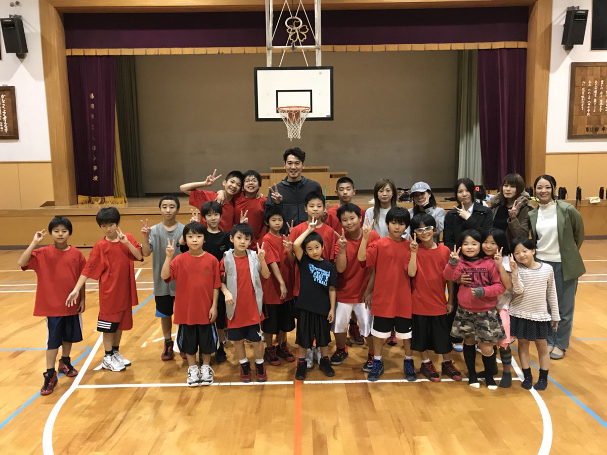 ライジングゼファーフクオカ 11月15日 水 八田小学校の ミニバスケットボールクラブ に加納督大選手が訪問しました 今後も福岡のバスケット界を盛り上げる為に スケジュールを調整して福岡県内のミニバスケットボールクラブを訪問させて頂きます