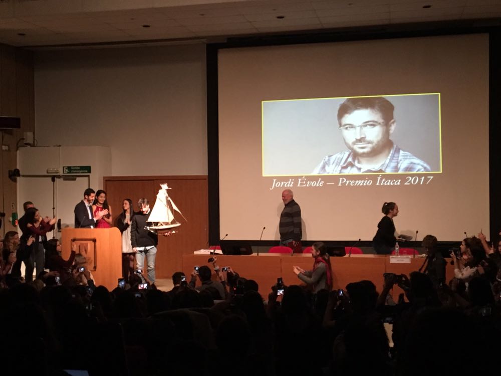 gabineteuab's tweet photo. @jordievole recoge el #PremioItaca en "su facultad", el lugar donde estudió y aprendió periodismo @FccUab #jornadaviajesuab https://t.co/kPft925SRZ