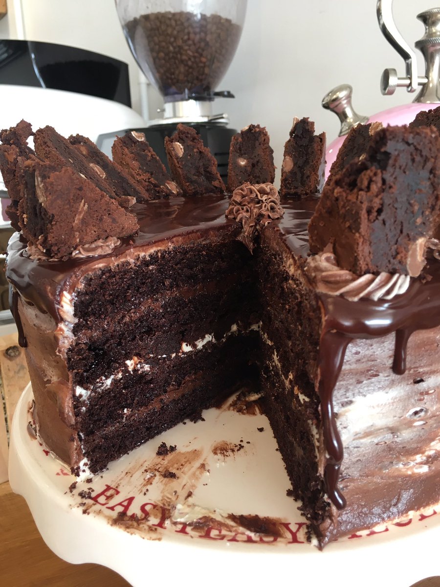 How to make the cake of the day even better??? Stuff it and top it with brownies!!!😍🤤😁