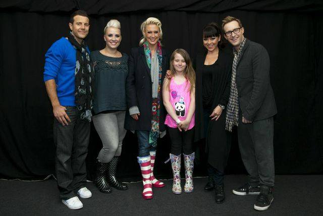 pinkie_pip's tweet image. All these pics of the new m&amp;amp;g&apos;s with @ClaireRichards @LSLofficial @llatchfordevans @Ianhwatkins @Faye_Tozer and I&apos;m still reeling from when my then 7 year old sister met them years ago 😂😂😂#theywereMYFAVES #Youwerentevenborn #helpimOld