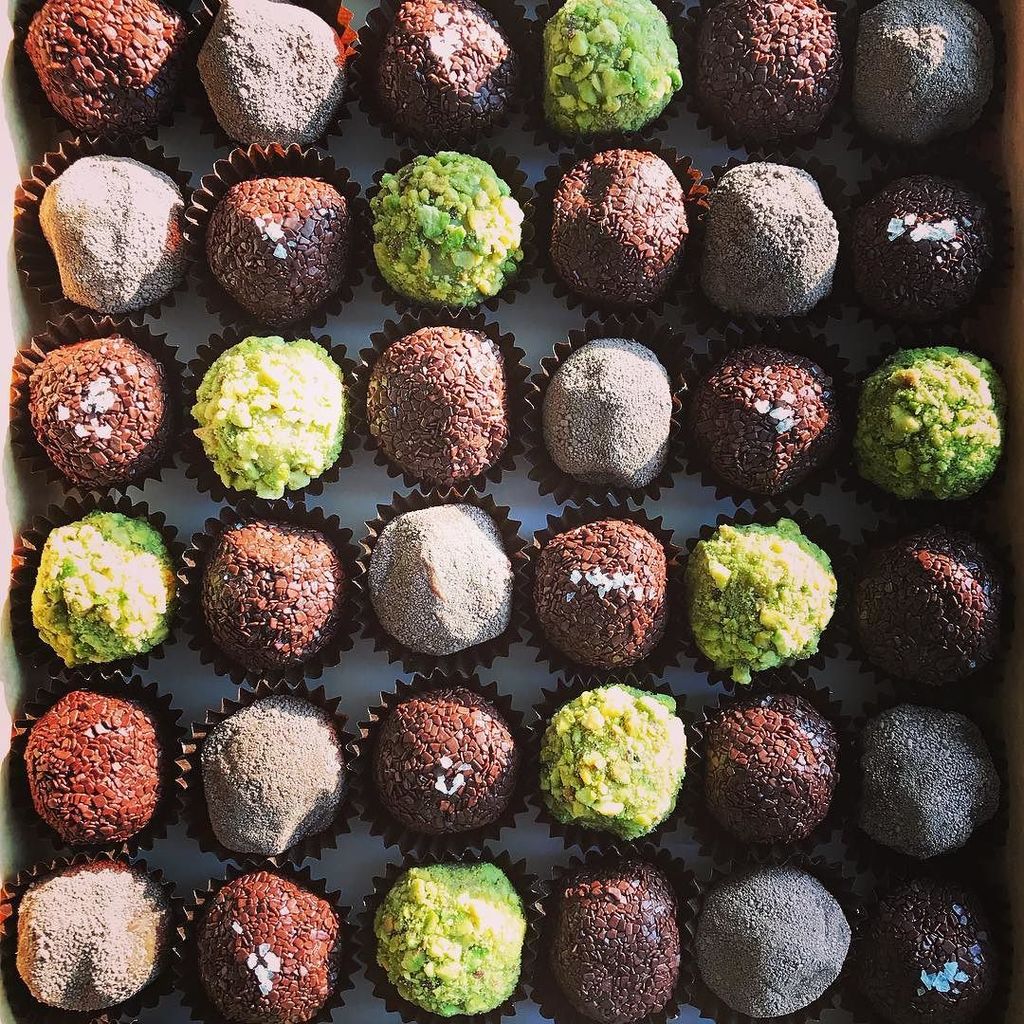 LondonBrigs's tweet photo. Tasty morning treats ❤️ #brigadeiros #pistachio #cappuccino #chocchilli #chocseasalt #braziliansinlondon #brasileirosemlondres https://t.co/c5tFbFHEVz https://t.co/XKiPSpBqKm