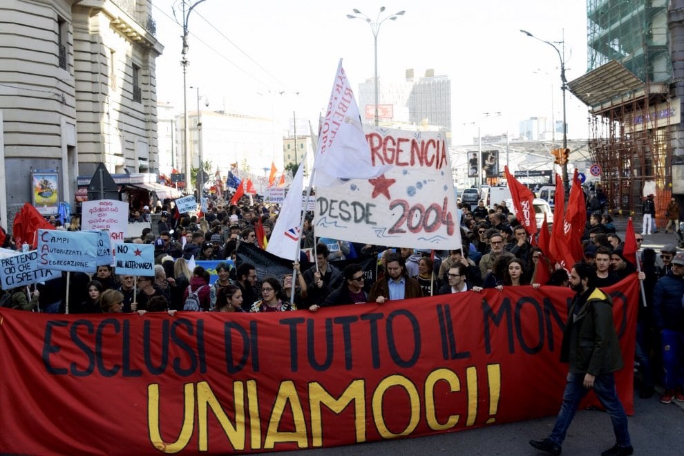 Oggi insieme studenti, migranti, lavoratori, lavoratori a nero, disoccupati, comitati ed associazioni che lottano sul territorio marciano insieme per chiedere diritti, uguaglianza e libertà per tutti/e! #17Novembre #MarciaDegliEsclusi