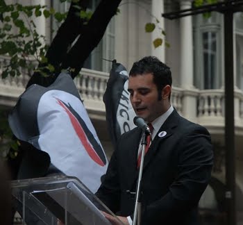 CUPMataro's tweet image. La concentració convocada ahir per "Mataró es queda a Espanya" va tenir com a portaveu a Jordi de la Fuente, exlíder del partit neonazi MSR i actualment dirigent de PxC. #ForaNazis @UnitatMaresme