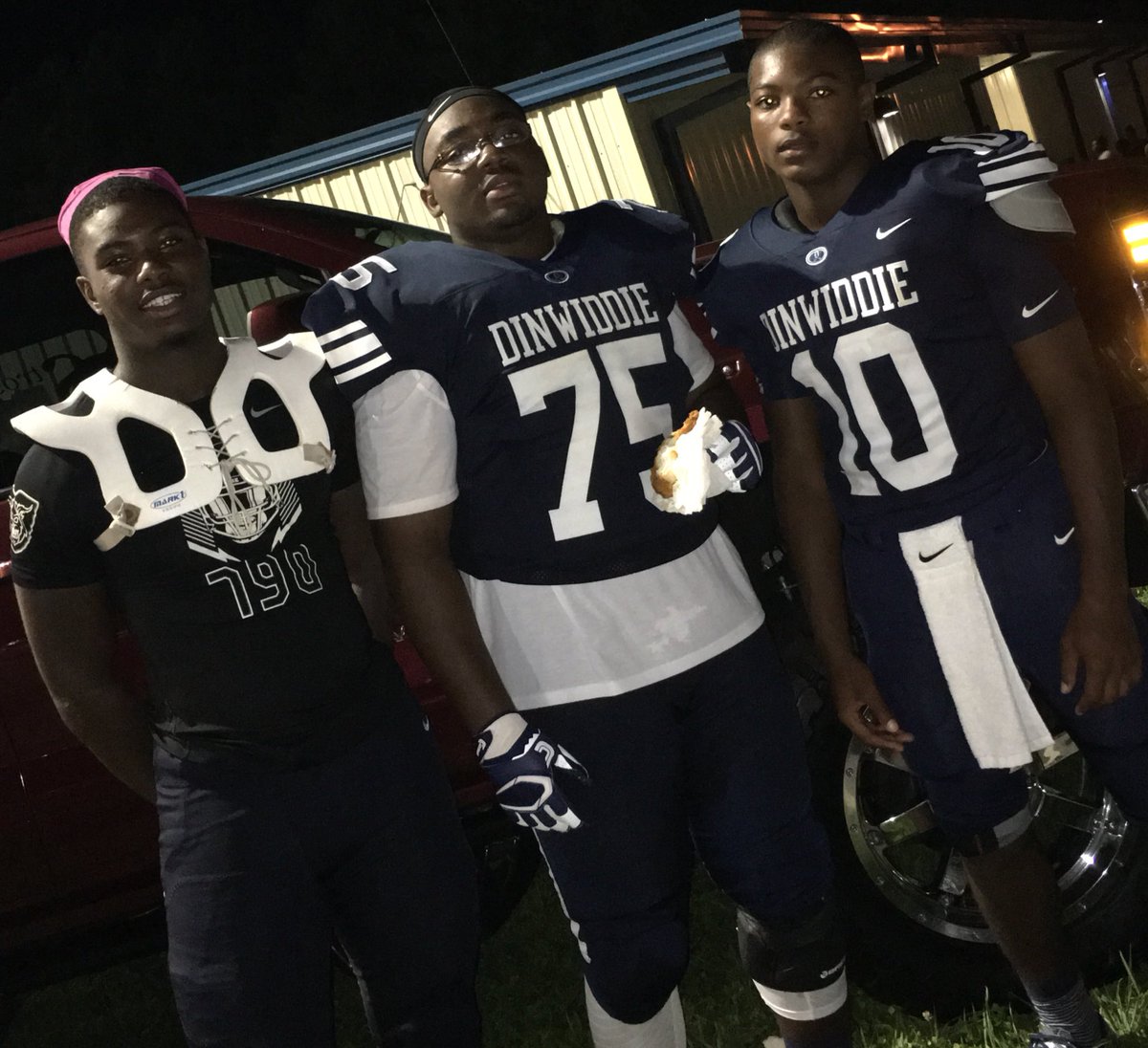 MzGolden_Smile's tweet photo. A lil bit of the offense, a lil bit of the defense but ALL my blood💉 #myLB #myQB & of course #myRG holding it down with the chicken in his hand😂 TONIGHT WE EAT🍽#BOOM💣 https://t.co/Kyq30MDUTm