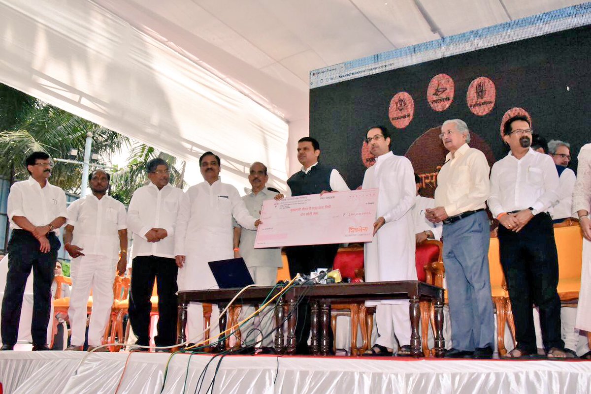 AmitBhadricha's tweet photo. ShivSena Party President Shri #UddhavThackeray CM Shri @Dev_Fadnavis &amp; dignitaries launched website of Late #BalaSahebThackeray Rashtriya Smarak and a cheque of ₹ 2 crore handed over to CM for #CMFarmerReliefFund @AUThackeray #Mumbai https://t.co/MlTjUb9bDs