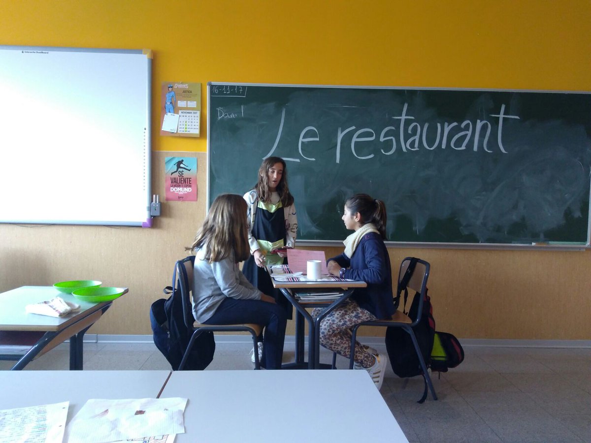 maristas_sarri's tweet photo. Alumn@s de 6° de primaria en francés trabajando el tema de los restaurantes mediante un #RolePlaying simulando situaciones reales: pedir comida, pagar...lo hemos pasado genial!!! 
🍽️🍷🇫🇷👌🏻 https://t.co/zoCvtsV3xm