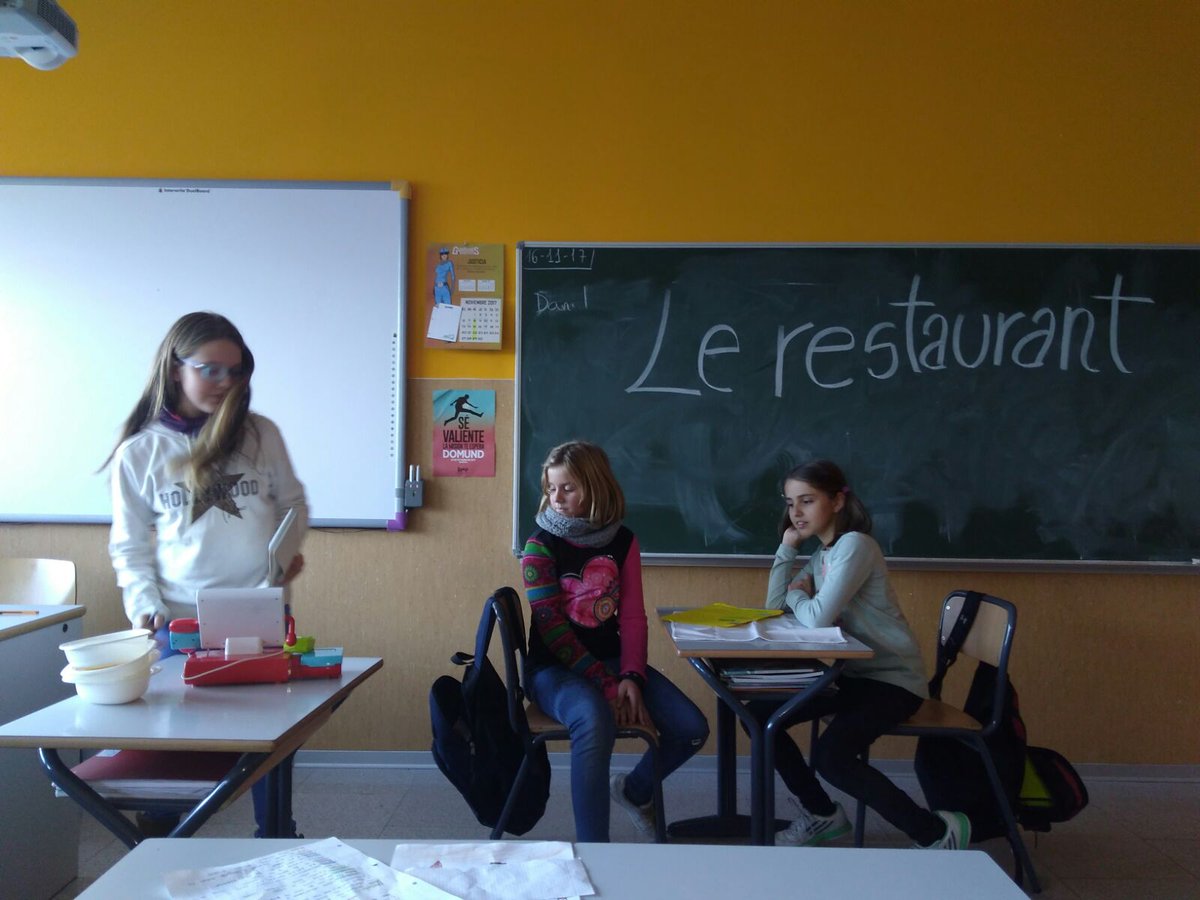 maristas_sarri's tweet photo. Alumn@s de 6° de primaria en francés trabajando el tema de los restaurantes mediante un #RolePlaying simulando situaciones reales: pedir comida, pagar...lo hemos pasado genial!!! 
🍽️🍷🇫🇷👌🏻 https://t.co/zoCvtsV3xm