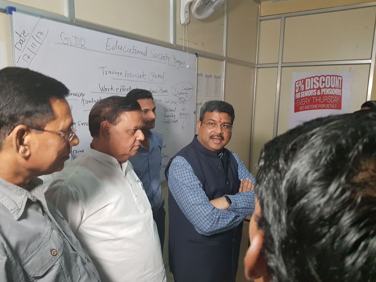 MSDESkillIndia's tweet photo. Minister MSDE @dpradhanbjp visits Employment Linked Skill Training Prog (ELSTP) center which is being implemented by 200 training partners in Rajasthan and has 221 courses under 34 economic sectors approved by NSDA/@NSDCINDIA. #Skills4NewIndia https://t.co/2UxO4zTPUg