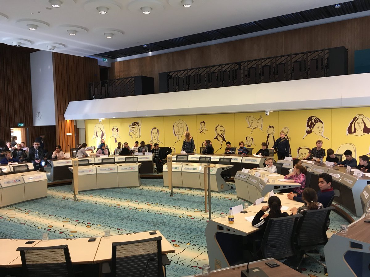 ArendsRon's tweet photo. Bij het eerste Debattoernooi voor scholen in Arnhem. ‘ Mijn’ leerlingen van Confetti debatteert tegen O.a. De Dorendal. Leuk om die kids weer terug te zien #basisfluvius, https://t.co/6KxIxqgQar