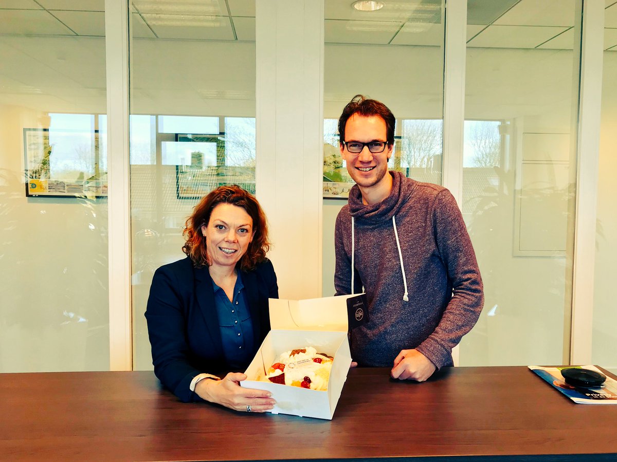 MostWare's tweet photo. Vandaag is het #dagvandeondernemer van @mkbnl en daarom kwam @cromheecke_lens van @microsoftnl langs met taart! #MKBbedankt https://t.co/il8gz755ew