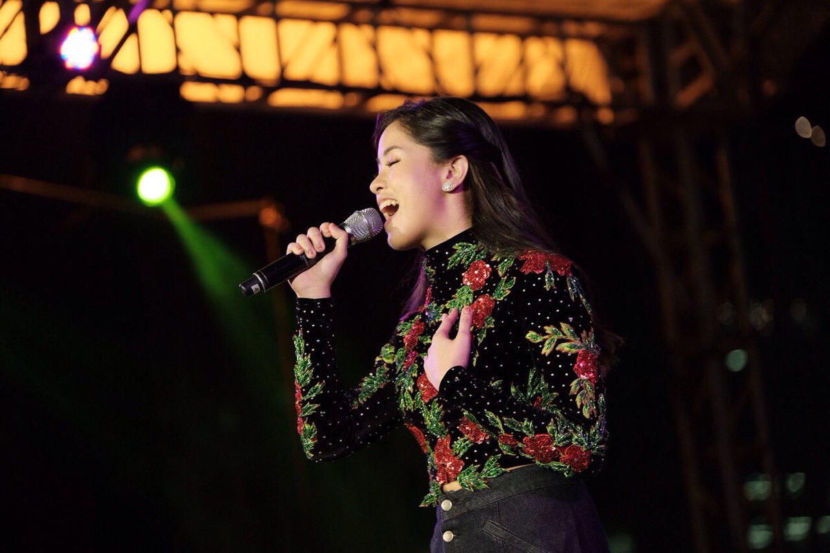 AranetaCity's tweet photo. Thank you for joining us tonight @delavinkisses #AranetaTreeLighting https://t.co/vVAMmzUHwV
