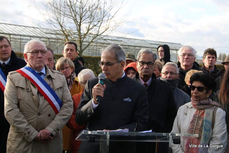VilledeLaGorgue's tweet photo. Hommage à 2 soldats indiens de la Première Guerre Mondiale, inhumés avec les honneurs le 12 novembre 2017 au Laventie Military Cimetery de La Gorgue. #armistice https://t.co/66A9NoulEE https://t.co/gBA1EHmk3j