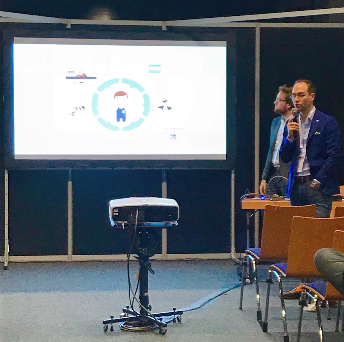 Blue_DME's tweet image. Atelier produit au salon @SalesIntelParis #SI2017: « Comment améliorer la performance des équipes de vente en utilisant l’ #analysePrédictive, lorsque l’on vend des produits #B2C complexes? » #machineLearning #AI #smartSelling #analytics