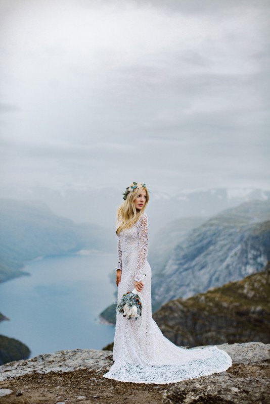 AndoerOfficial's tweet photo. This Photographer@Priscila Valentina Hiked 14 Hours for Epic Wedding Photos at Trolltunga
#photographers #landscapephotography 
Article link: https://t.co/1LTXtG56mC https://t.co/PCJjQuZVRK