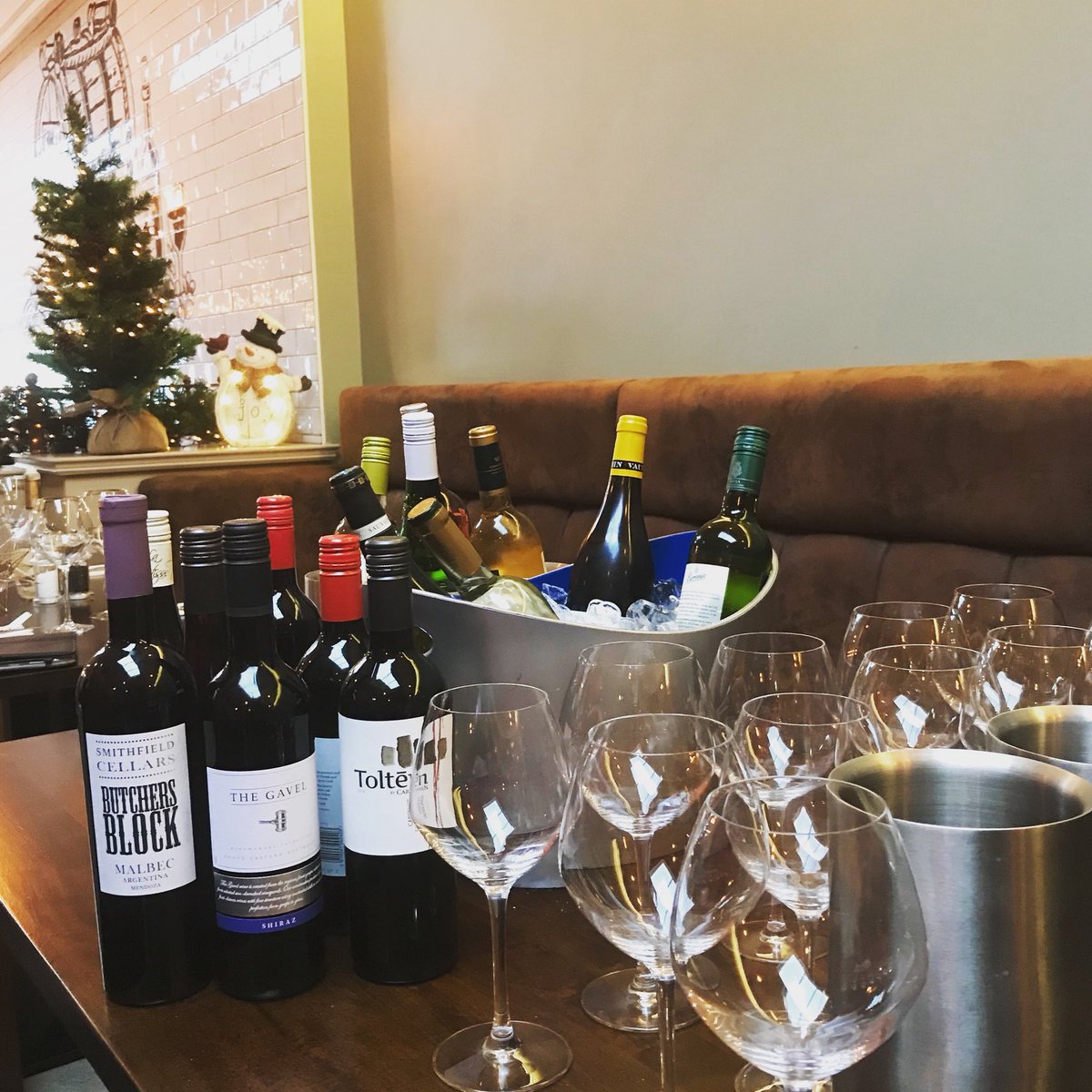 littlebigfishco's tweet photo. #winetasting with the #experts @DrinksInc hand picked to perfectly compliment our 2107 #christmasmenu 😍 #winelover #festivevibes #ChristmasIsComing 🎄🥂✨ https://t.co/RFpVacOSwW