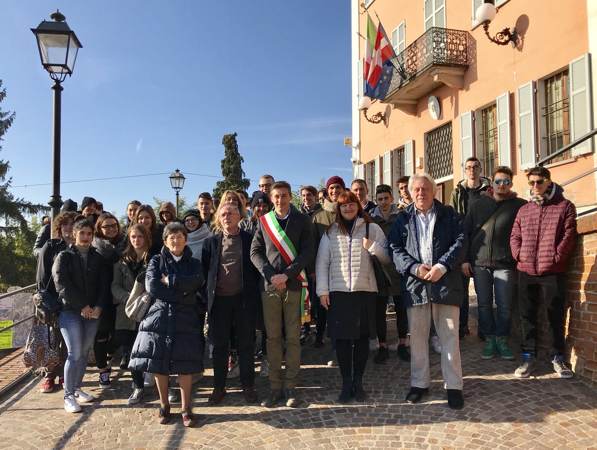 GianluColletti's tweet photo. Con i ragazzi dell’Istituto Tecnico Superiore “Leardi” di Casale Monferrato per la visita alla mostra di Alberto Helios Gagliardo ed alla residenza ufficiale di Re Vittorio Emanuele II “Villa Pona”. Una bellissima occasione di crescita e approfondimento non solo per i ragazzi. https://t.co/7EG9AfdcB4