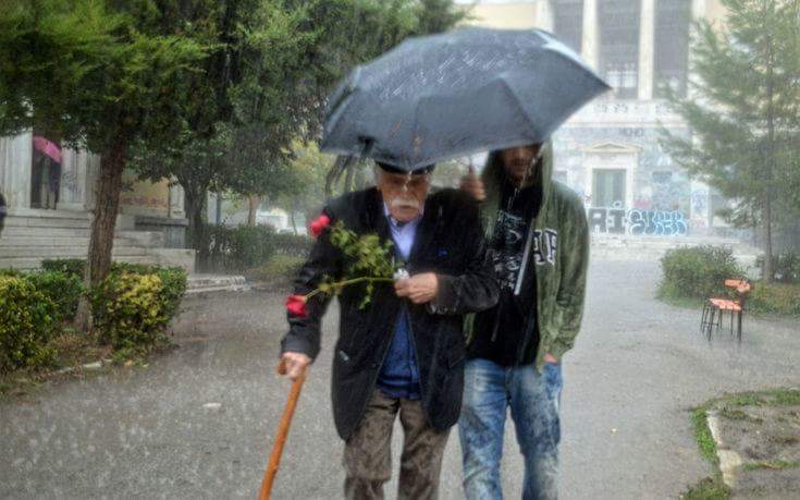 aggeletos1's tweet photo. Μανώλης Γλέζος
95 ετών.
βρέχοντας για ένα λουλούδι στην πύλη του Πολυτεχνείου https://t.co/49bV0GQLuq