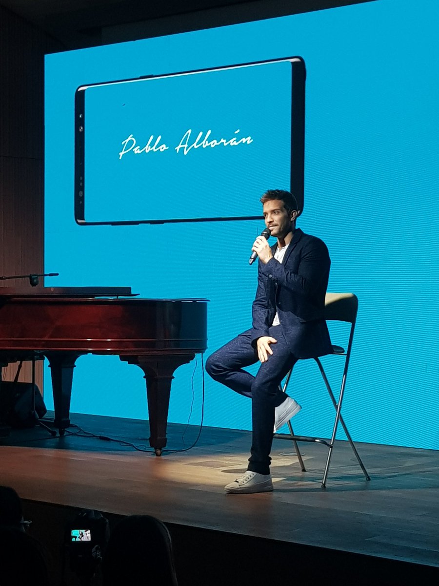 AlboranTeam's tweet photo. #Fotos Inicia la rueda de prensa presentacion del nuevo trabajo de @pabloalboran llamado #Prometo en un auditorio lleno por los medios de comunicación que han venido a arroparle en este lanzamiento #AlboranPROMETO https://t.co/jKCB29bUS5