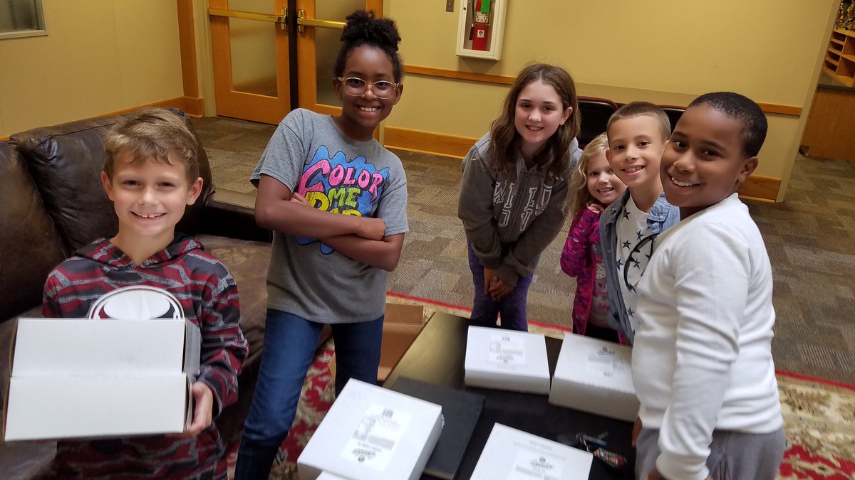 JES_HornsUp's tweet photo. CE Lighthouse Team: Pie Delivery @ Admin #missionaccomplished #CECOMETS #MDPURPOSE #leadershiproles #TLIM https://t.co/OubBcIMLwq