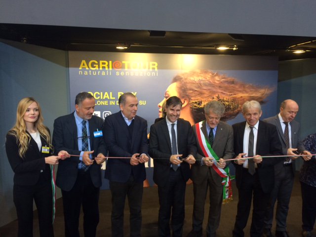 AndreaOlivero's tweet photo. Parte @AgrieTour ad #Arezzo, salone dell’#agriturismo che cresce nei numeri e nella sostenibilità con assessori #Remaschi (Toscana) e #Hausmann (Lazio) @MipaafSocial https://t.co/kF6CBANA1C