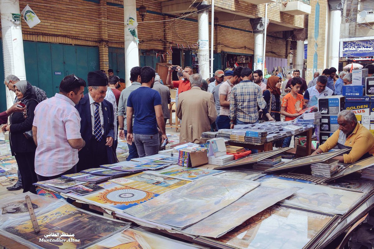 شعبٌ يقرأ، شعبٌ لا يجوع. 📚❤️
-
شارع المتنبي، بغداد. 🇮🇶
-
#MyIraq