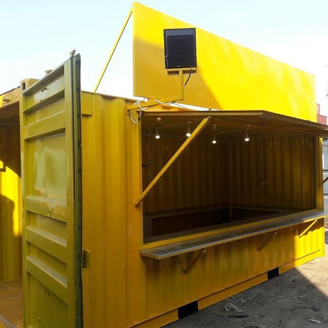 tokobuku86's tweet photo. Inilah yg disebut dgn Container Cafe. Bisa utk coffe shop, jualan martabak, toko kelontong, dll #cafecontainer #cafe #containercafe #containerbekas #hargacontainer https://t.co/JHwVuci9CA https://t.co/nWahVbjrkp