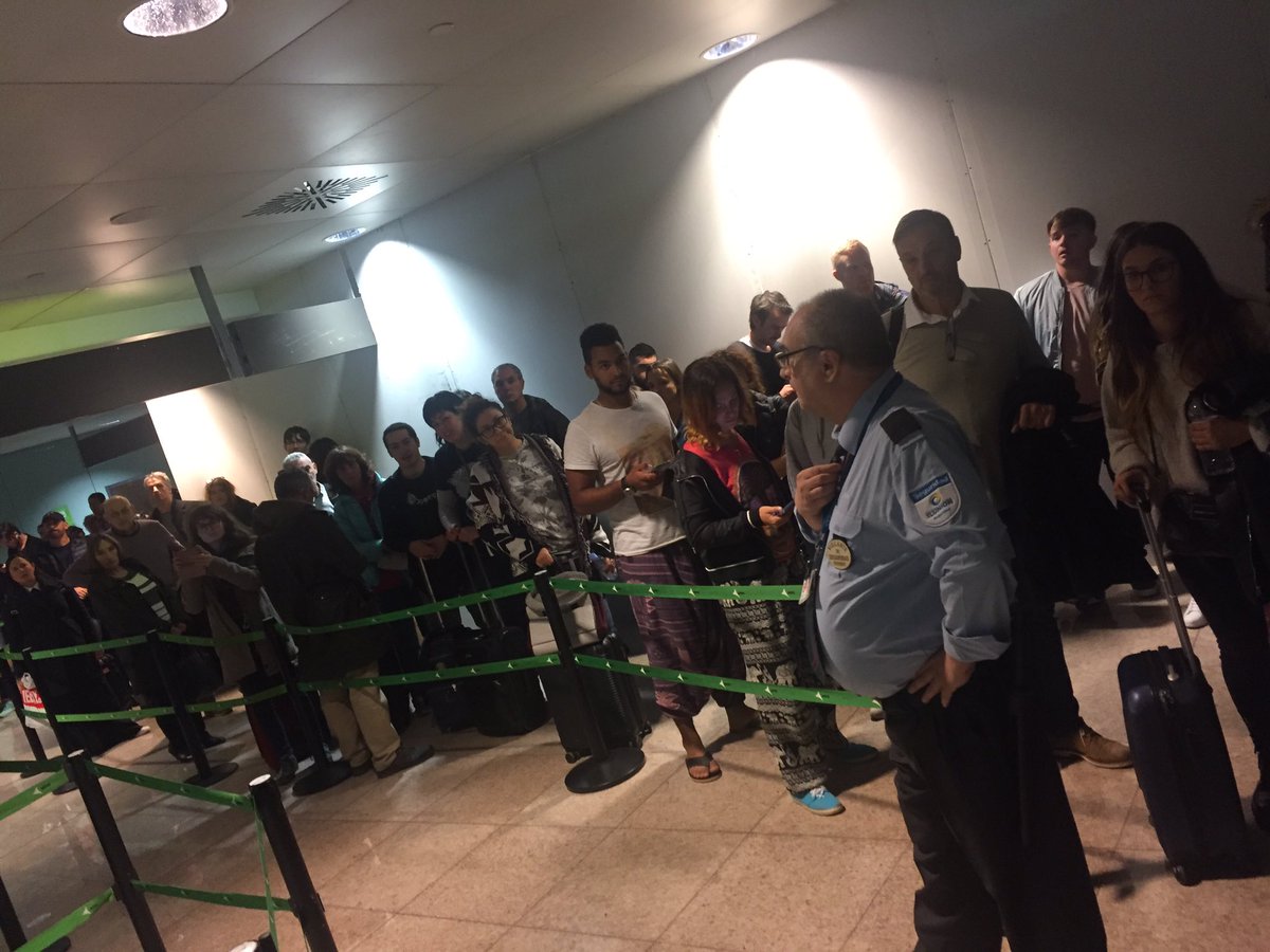 APappalardo_'s tweet photo. @vueling hola estamos bloqueando aduanas con TODO el vuelo a LGW #VY7826 y no hay NADIE DE VUELING  haciendose cargo https://t.co/EZcqKKiDML
