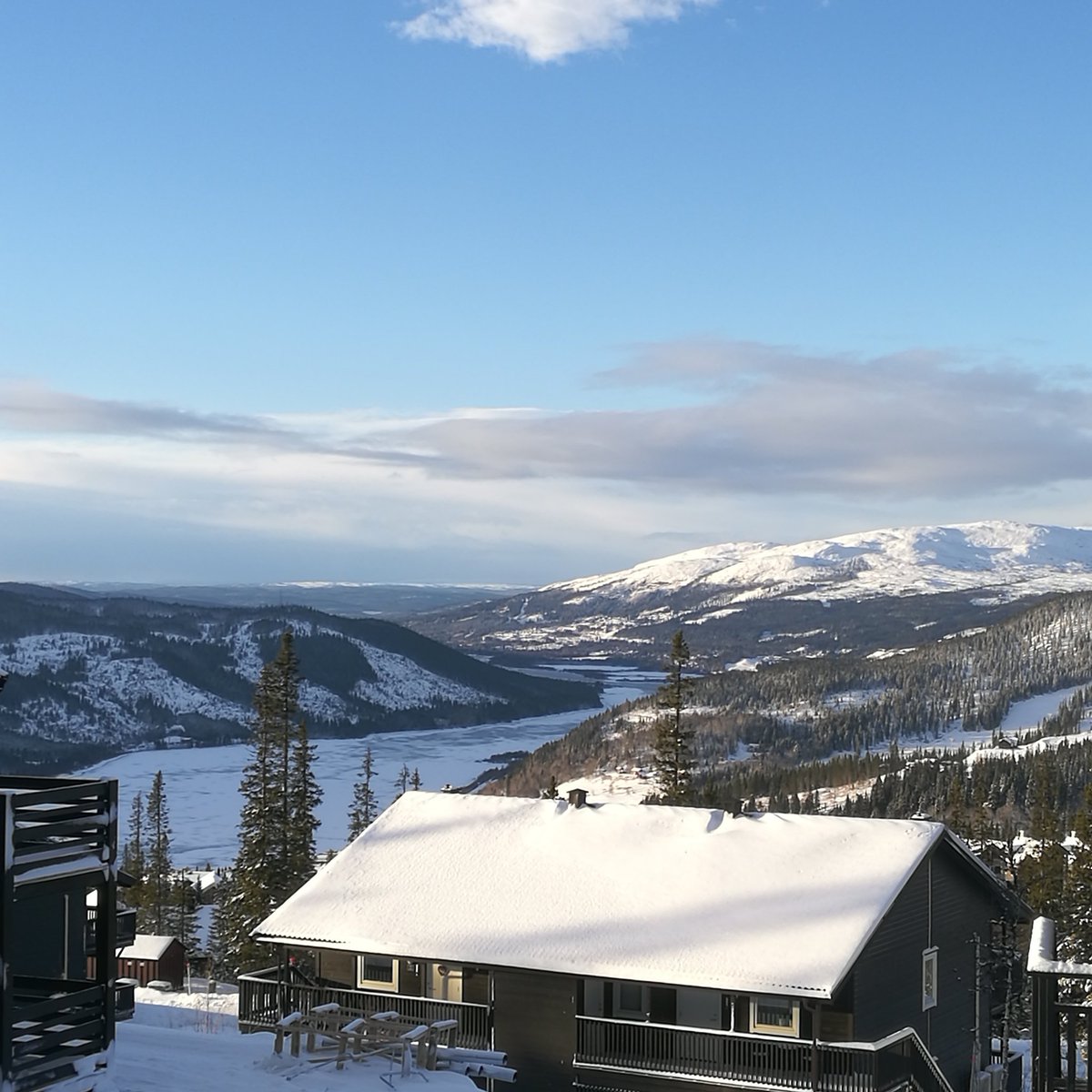 Centerpartiet i region Jämtland Härjedalen och i Åre kommun besöker åredagen i ett strålande väder. Utvecklingen i turismen är viktig för hälso- och sjukvård, regionalpolitik och infrastruktur. Därför är vi här 🍀