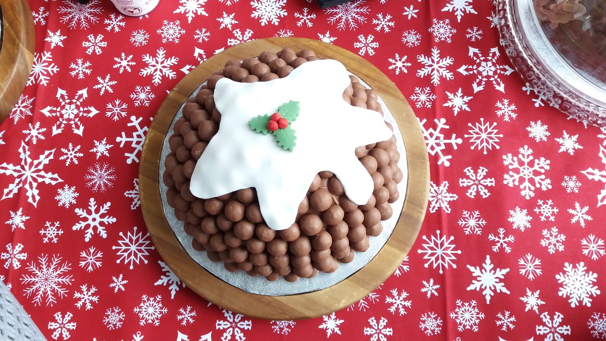 Don't forget we have @pandabakescake in the main reception today! It's Friday so come #treatyoself !! #FridayFeeling #cakes #yum