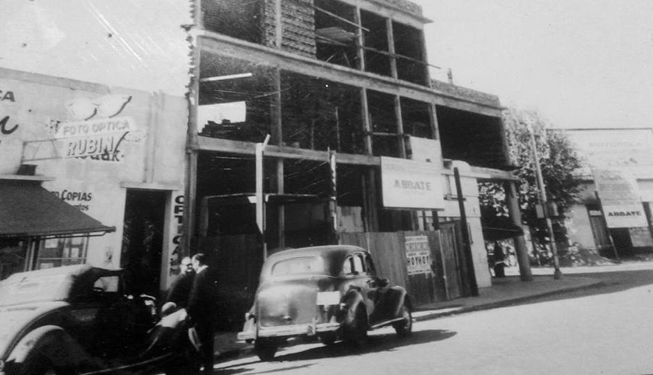 Rosariorecuerdo's tweet photo. Calle Mendoza entre Lavalle y Alsina en los primeros años 60. Vemos automóviles de modelos ya antiguos en la época estacionados junto a un tradicional comercio de barrio Echesortu: la casa de fotografía y óptica “Rubin”
https://t.co/Z9y5wooNAk https://t.co/zIcQbAHZ87