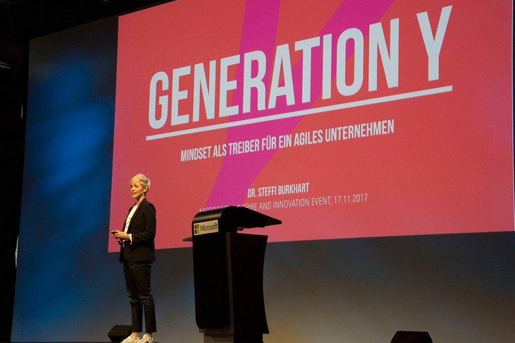 Live on Stage erklärt <a href="/Steffi_GenY/">Dr. Steffi Burkhart</a>, wie #DigitalNatives ticken und welche neuen Herausforderungen sie an die Arbeitswelt stellen. #MSCHI2 #digitalrevolution