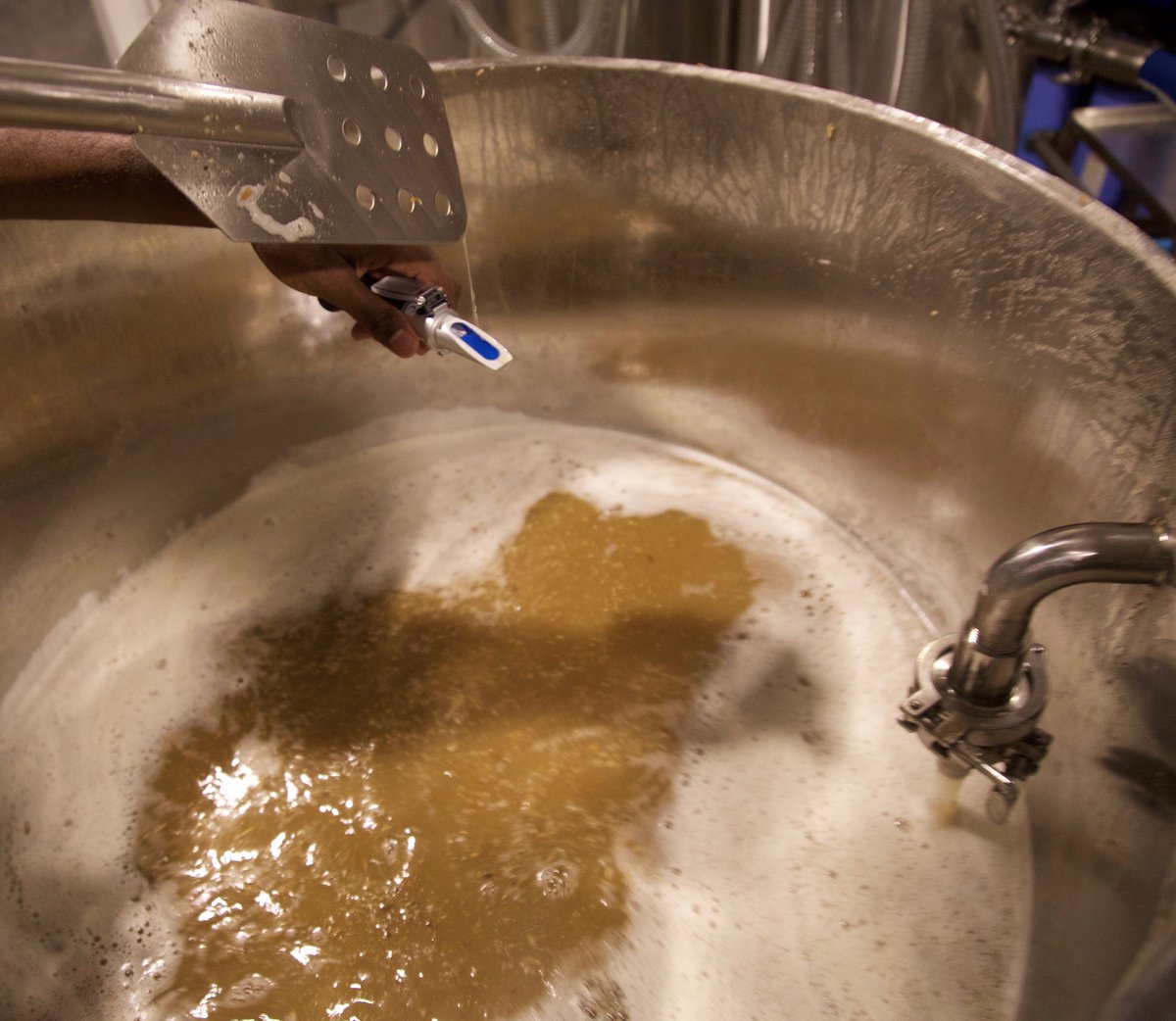 DeathAve's tweet photo. Everything I brew, I brew it for you 🙌🍻
A quick peek in our brewery, using a #Refractometer to maintain consistent quality and measure sugar levels in our unfermented wort..Enjoy our rotating selection poured directly from our brite tanks at #DeathAve and our tap room next door https://t.co/oPE4OgM9pO