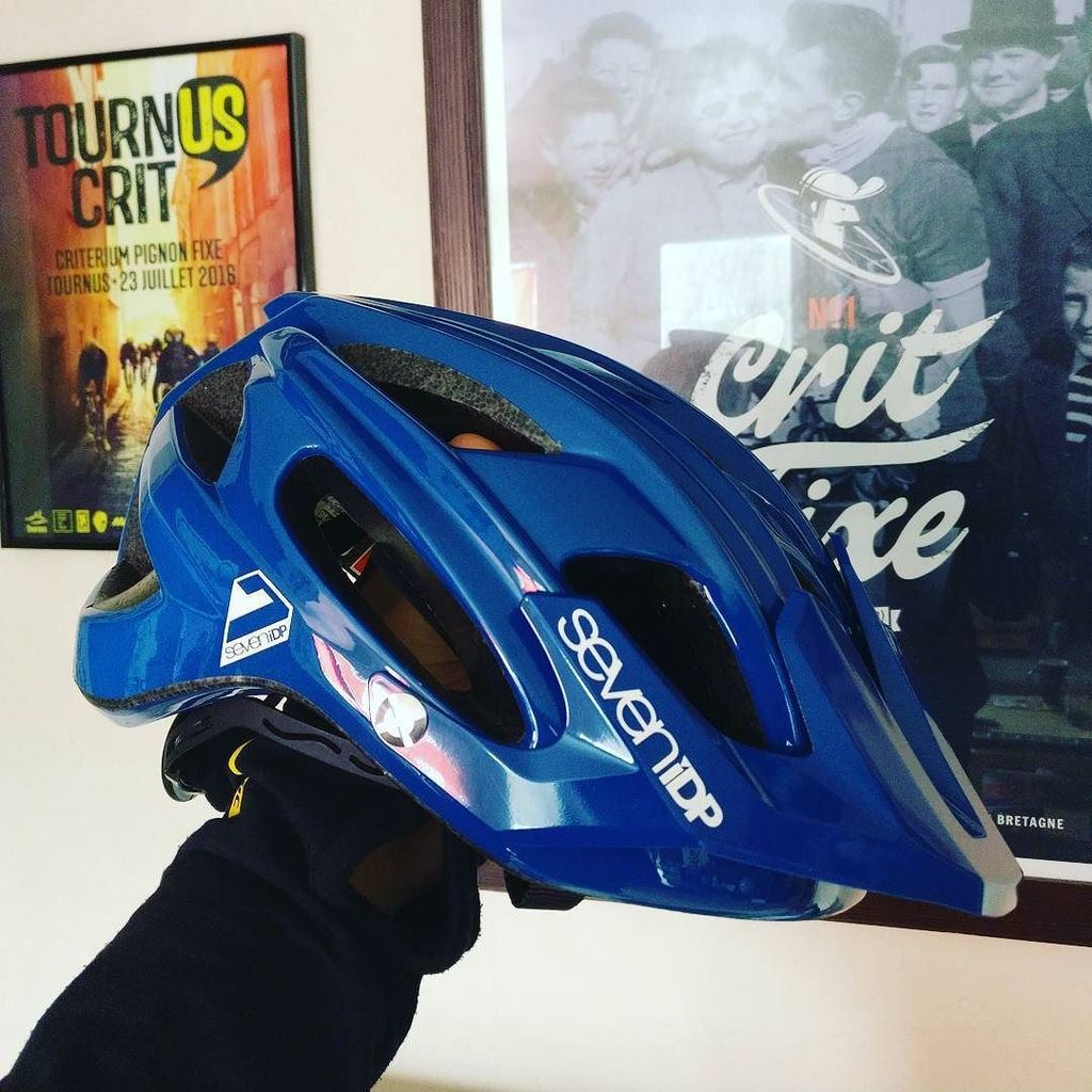 davidlorimier's tweet photo. Nouveau casque reçu ;) commender hier sur @wigglecycling et reçu se matin !!! #newhelmet #helmet #casque #velo #ncmtb #vtt #mtb https://t.co/VEuWU3QEow https://t.co/WZzWazUloE