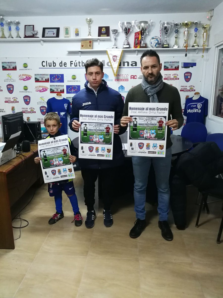 UnionMolinense's tweet photo. 💙⚽ HOMENAJE A VÁZQUEZ | No podéis faltar a la cita el próximo miércoles 22. ¡Todos al Sánchez Cánovas por él, por el más grande! https://t.co/Zpe44oLgE0