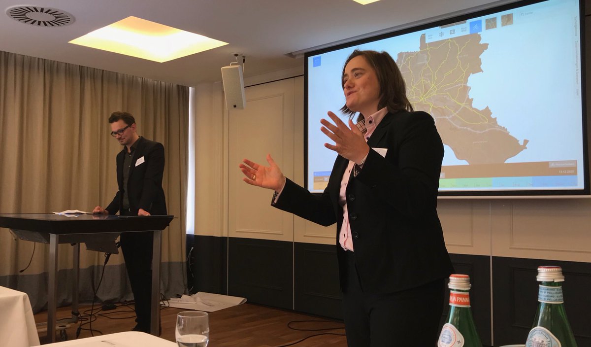 Kirsten Pfaue, Radverkehrskoordinatorin, und Lasse Schneider, WPS, erläuterten, was HH fürs Radfahren tut. Und Veloroads hilft. #sawconf