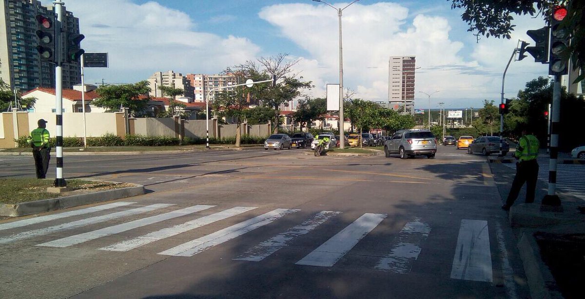TransitoBaq's tweet image. Policía de Tránsito regula en la Calle 106 con Carrera 53.🚖🚘