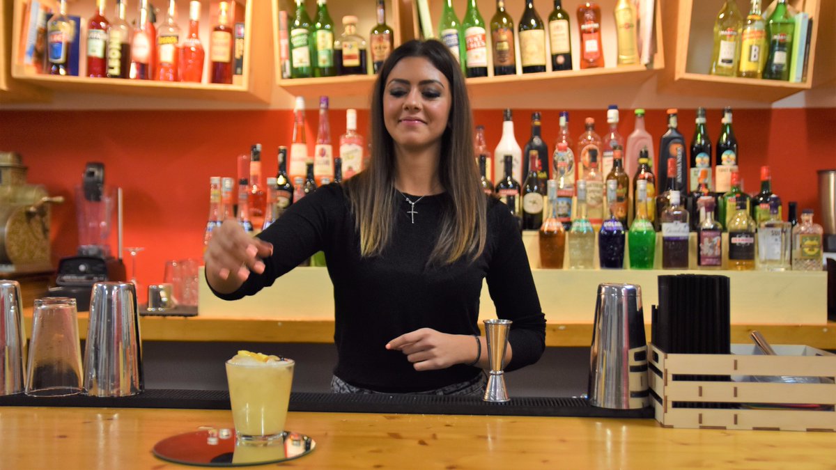 flairtender_snc's tweet photo. ...a noi piace così! 
Giovedì sera alla #flairtender con i nostri nuovi bartenders all'opera con grandi cocktails e molta simpatia! 
Se ti va di cominciare a divertirti contattaci al 393/9788723 -- 393/978430 se preferisci https://t.co/SKjxnWcA92 ! 
#cosaspetti #formazione https://t.co/kLRMLAlfqN