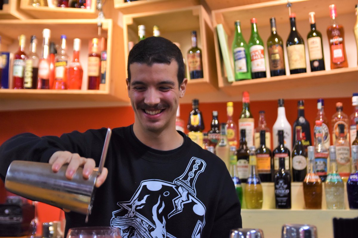 flairtender_snc's tweet photo. ...a noi piace così! 
Giovedì sera alla #flairtender con i nostri nuovi bartenders all'opera con grandi cocktails e molta simpatia! 
Se ti va di cominciare a divertirti contattaci al 393/9788723 -- 393/978430 se preferisci https://t.co/SKjxnWcA92 ! 
#cosaspetti #formazione https://t.co/kLRMLAlfqN