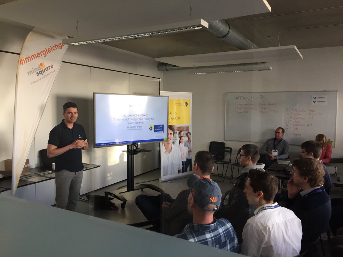 Informatiktage's tweet photo. Dr. Christoph Tempich von @inovexgmbh eröffnet das #DevCamp17 in Köln mitbringen Vortrag zu Data Product Discovery https://t.co/w7RKGz3tOX