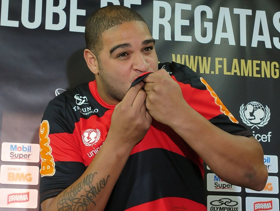 SportsCenterBR's tweet photo. Adriano diz que gostaria de jogar no Flamengo em 2018: “Não precisa me pagar nada, faço por amor” 

↪️ https://t.co/N2FSXisVNB https://t.co/g4SvV9XIc1