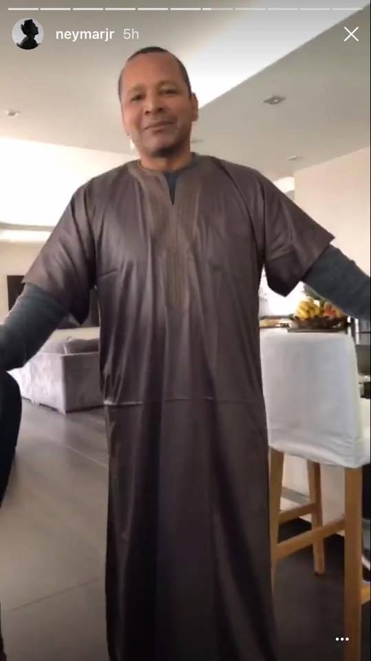 HITRADIOMA's tweet photo. Le papa de @neymarjr en GANDOURA 😍
#RAYTNA 🇲🇦️🇲🇦️ https://t.co/eTfm1WaaIC